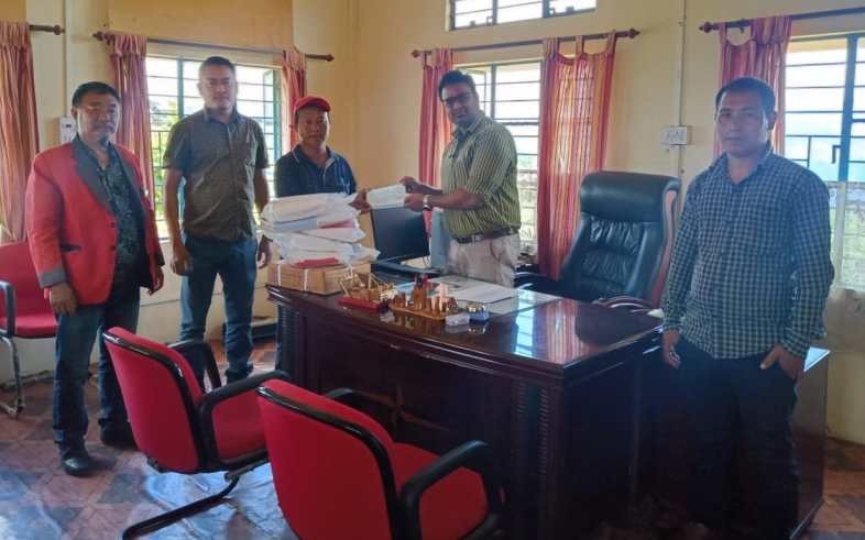 Yimchungru Elite Blog (YEB) led by Shinlithong Yimchunger, Treasurer YAA and Kinan Yimchunger, Social and Cultural Secretary, YTC in association with Tuensang Hills Accolade Society (THAS) meet Abhinav Shivam IAS, ADC Pungro and handed over a sum of Rs 25, 000, 5 PPE Suits and 100 numbers of Bibles from Gideon International on June 20. (DIPR Photo)